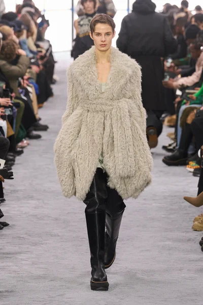 Look 10